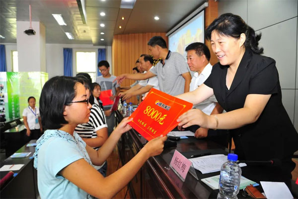2013年j9游戏扶贫济困日穷困学子上台领取赞助金 2013年j9游戏扶贫济困日穷困学子上台领取赞助金